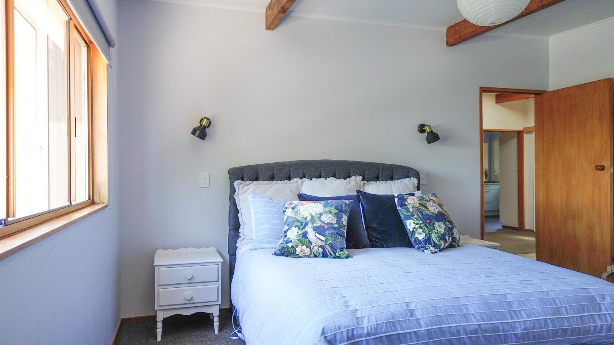 Large, Comfy, Stylish Apartment Havelock North Exterior photo