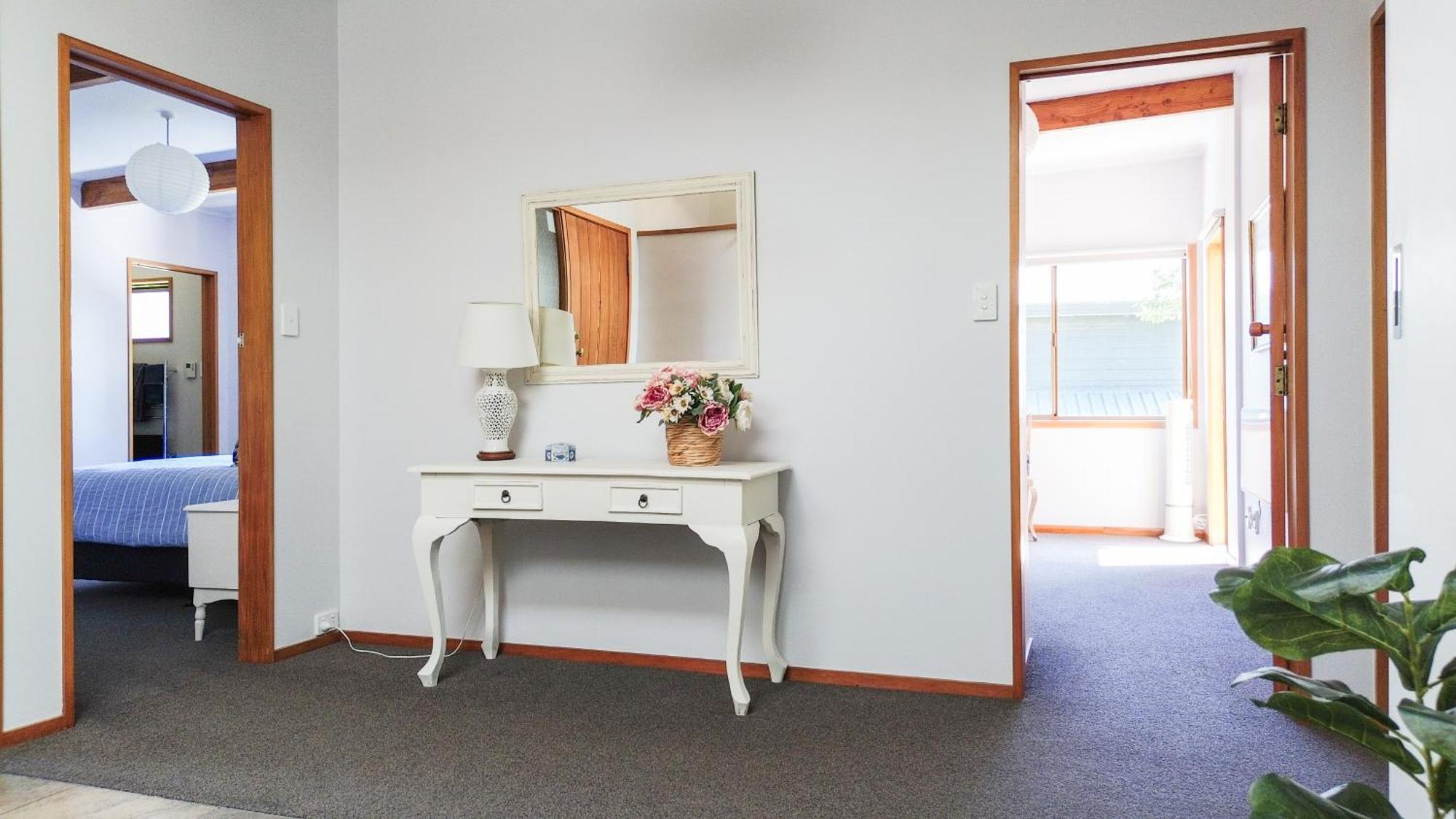 Large, Comfy, Stylish Apartment Havelock North Exterior photo
